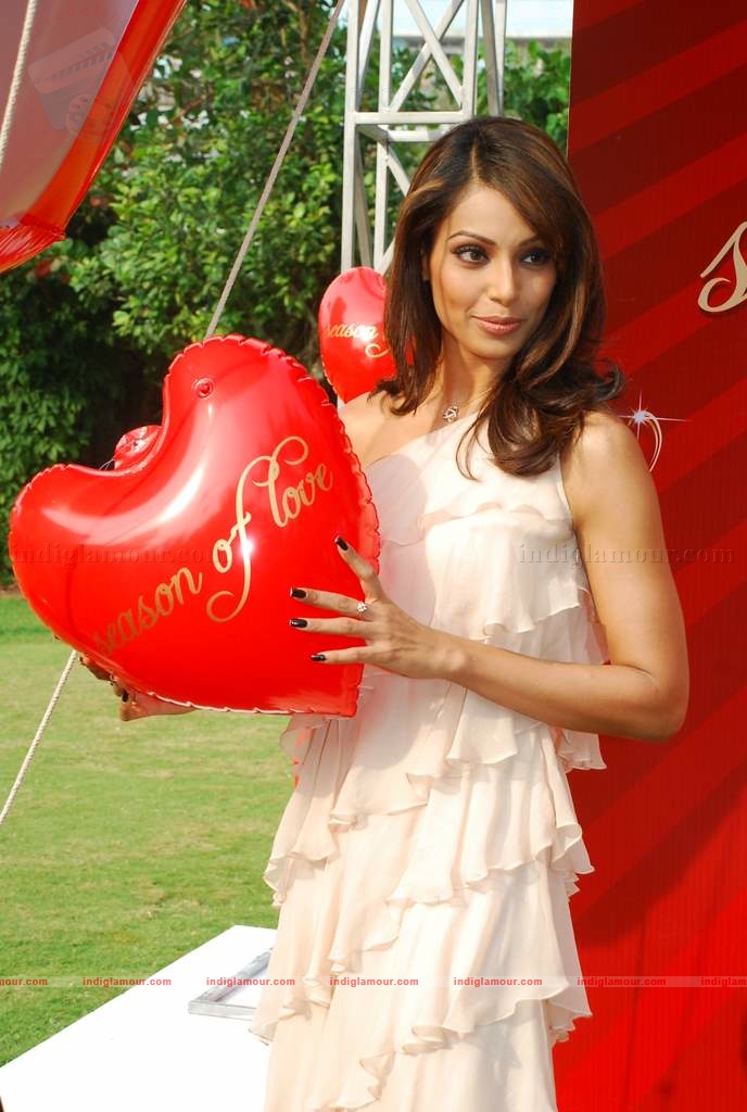 Bipasha Basu promotes Valentine Gilli collelction Event hd photo