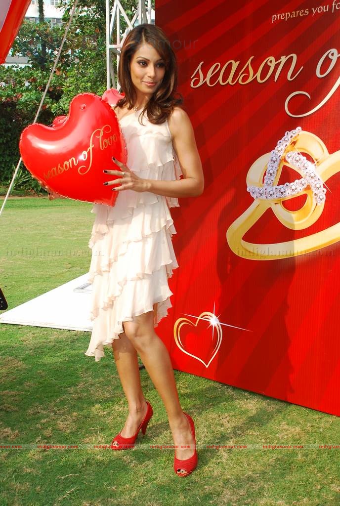 Bipasha Basu promotes Valentine Gilli collelction Event hd photo