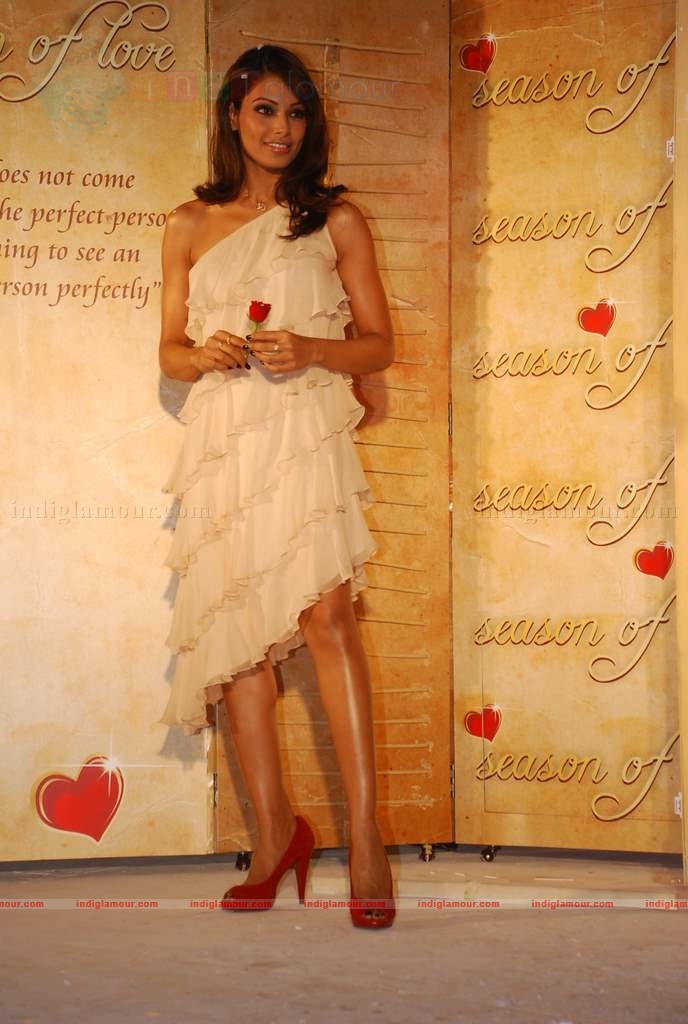 Bipasha Basu promotes Valentine Gilli collelction Event hd photo