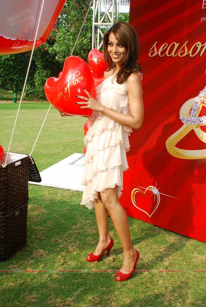 Bipasha Basu promotes Valentine Gilli collelction Event hd photo