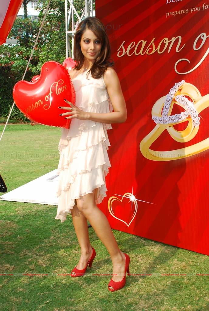 Bipasha Basu promotes Valentine Gilli collelction Event hd photo