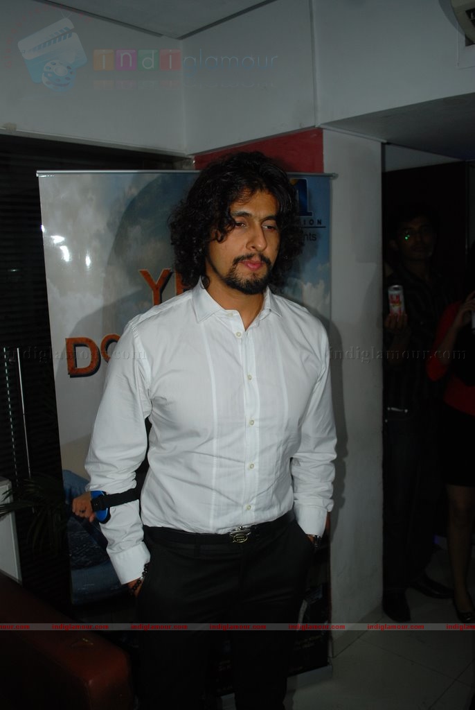 Sonu Nigam at Deepshika's Dooriyan movie launch Event hd photo