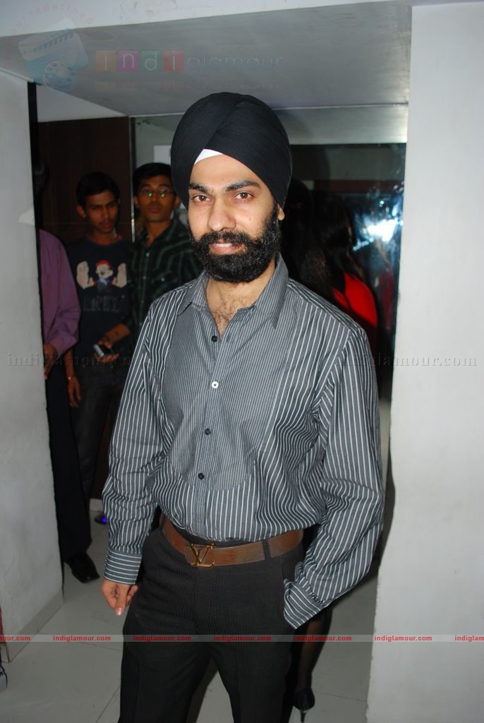 Sonu Nigam at Deepshika's Dooriyan movie launch Event hd photo