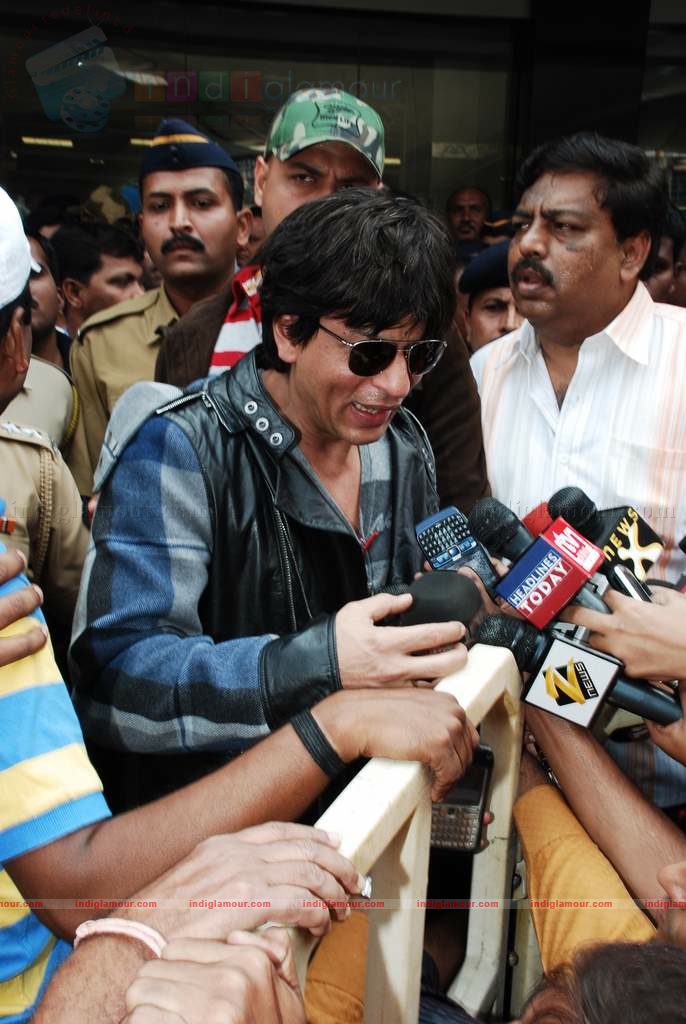 SRK, Kajol, Karan arrive back in Mumbai Event hd photo