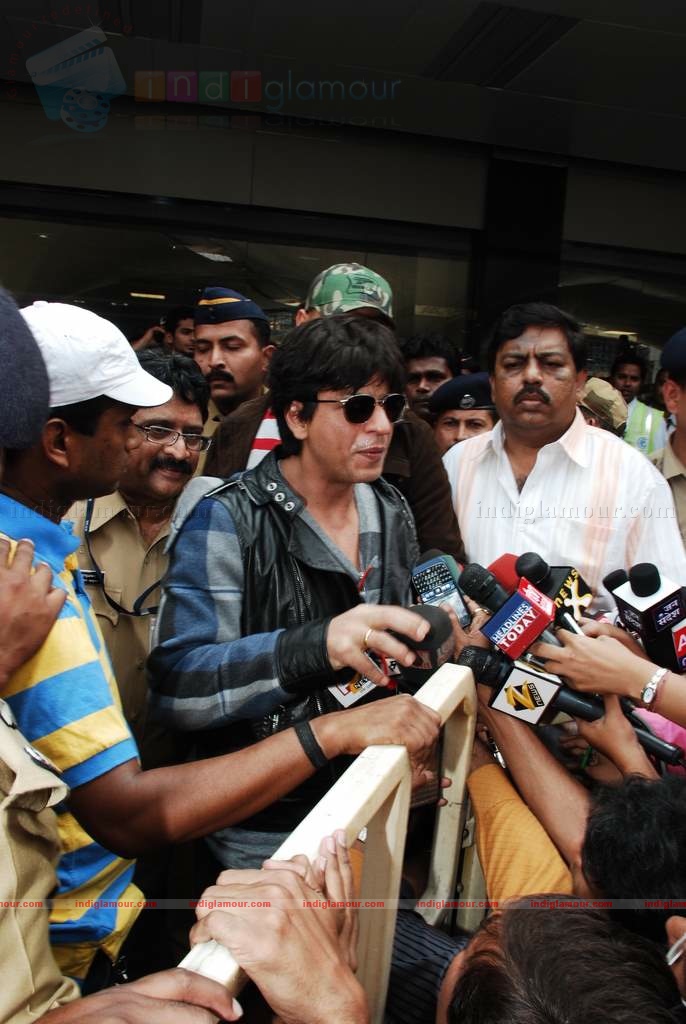 SRK, Kajol, Karan arrive back in Mumbai Event hd photo