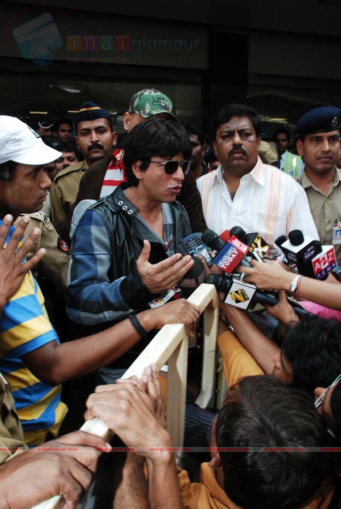 SRK, Kajol, Karan arrive back in Mumbai Event hd photo
