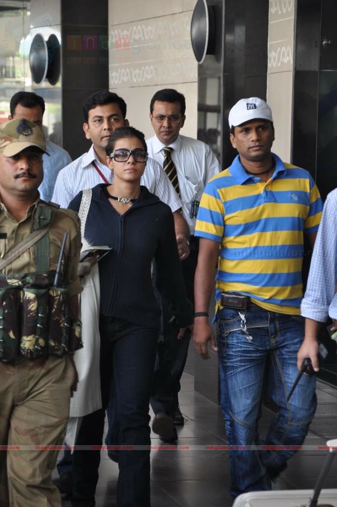 SRK, Kajol, Karan arrive back in Mumbai Event hd photo