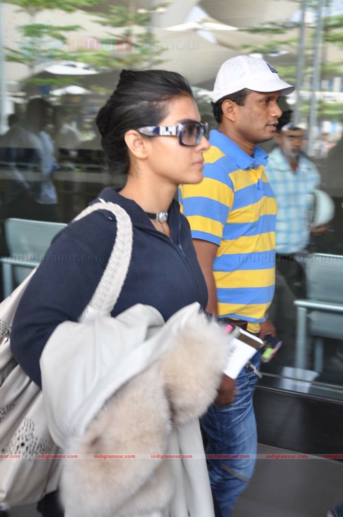 SRK, Kajol, Karan arrive back in Mumbai Event hd photo