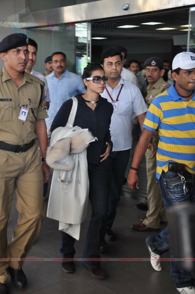 SRK, Kajol, Karan arrive back in Mumbai Event hd photo