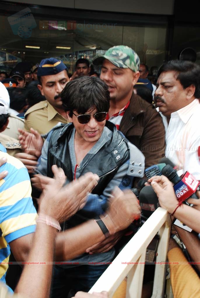 SRK, Kajol, Karan arrive back in Mumbai Event hd photo