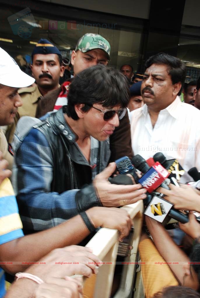 SRK, Kajol, Karan arrive back in Mumbai Event hd photo