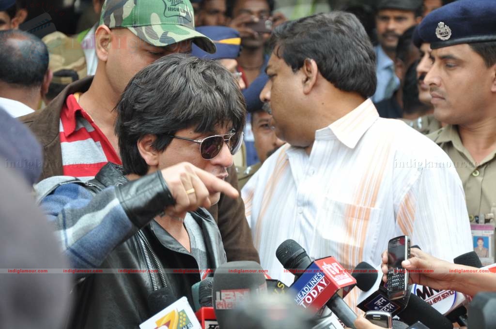 SRK, Kajol, Karan arrive back in Mumbai Event hd photo