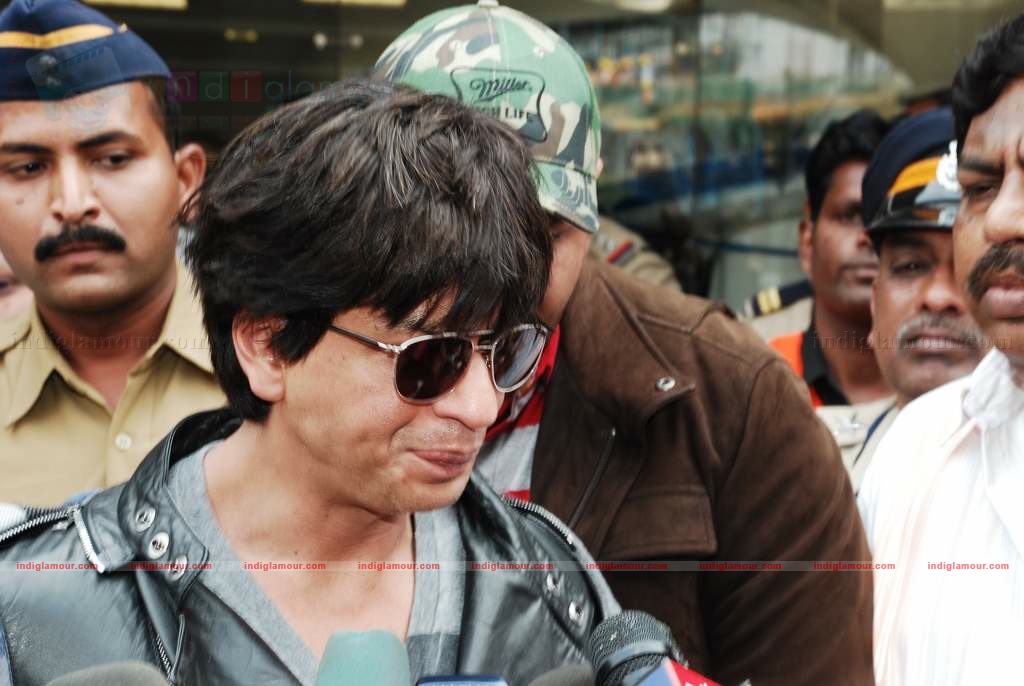 SRK, Kajol, Karan arrive back in Mumbai Event hd photo