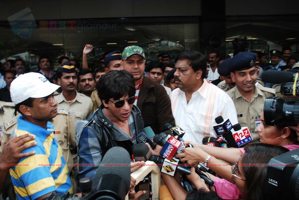SRK, Kajol, Karan arrive back in Mumbai Event hd photo