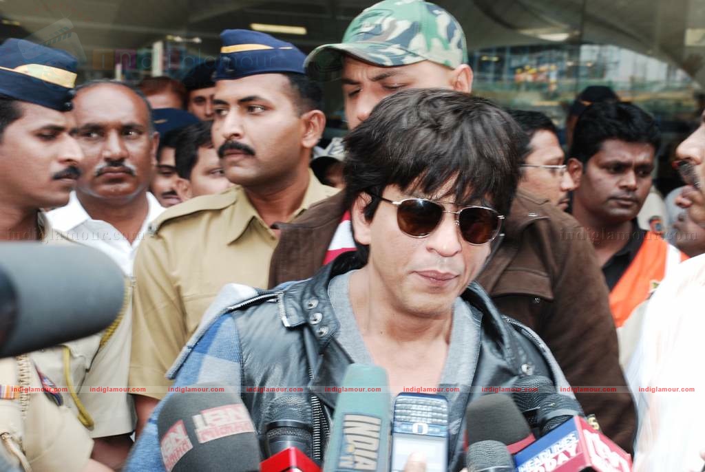 SRK, Kajol, Karan arrive back in Mumbai Event hd photo