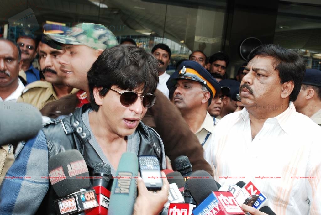 SRK, Kajol, Karan arrive back in Mumbai Event hd photo