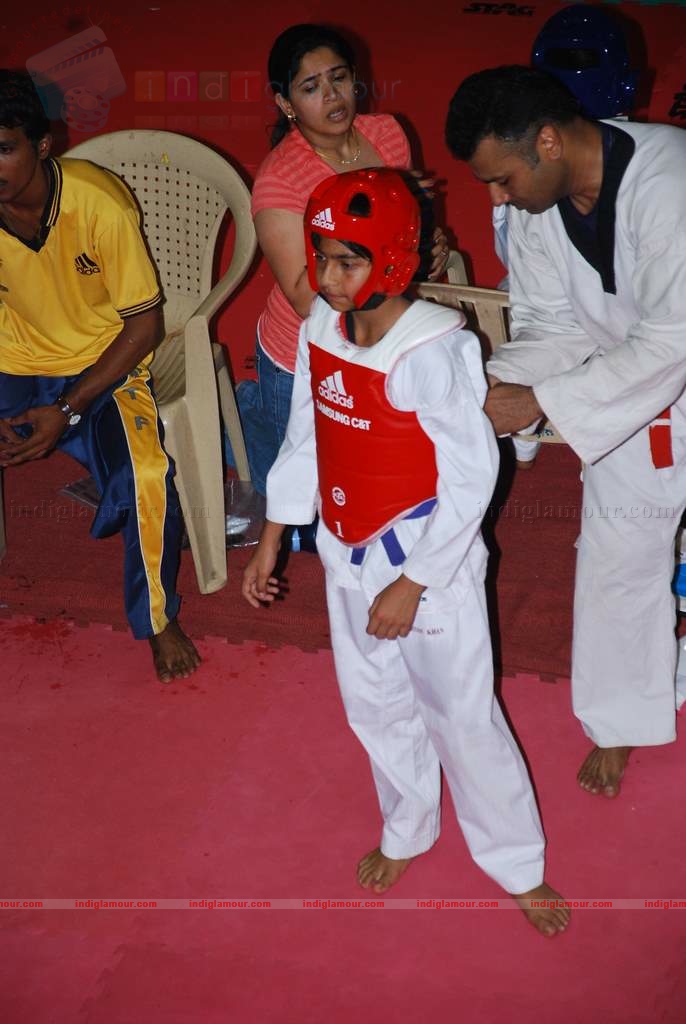 SRK with kids Aryan and Suhana at Maharastra State open Taekwondo competition Event hd photo
