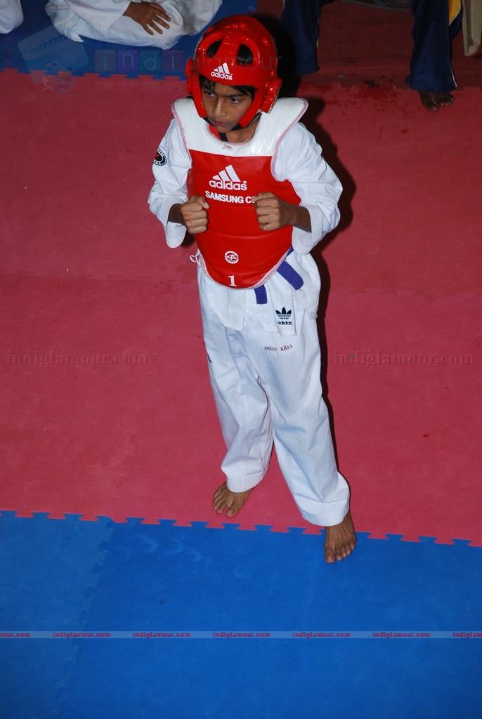 SRK with kids Aryan and Suhana at Maharastra State open Taekwondo competition Event hd photo