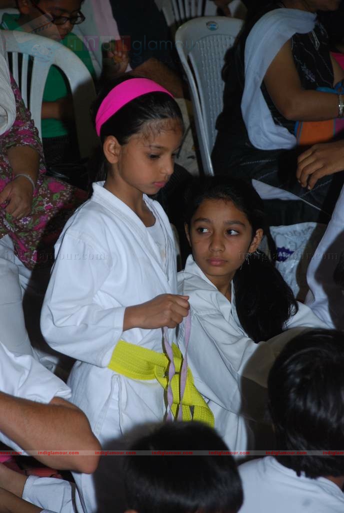 SRK with kids Aryan and Suhana at Maharastra State open Taekwondo competition Event hd photo