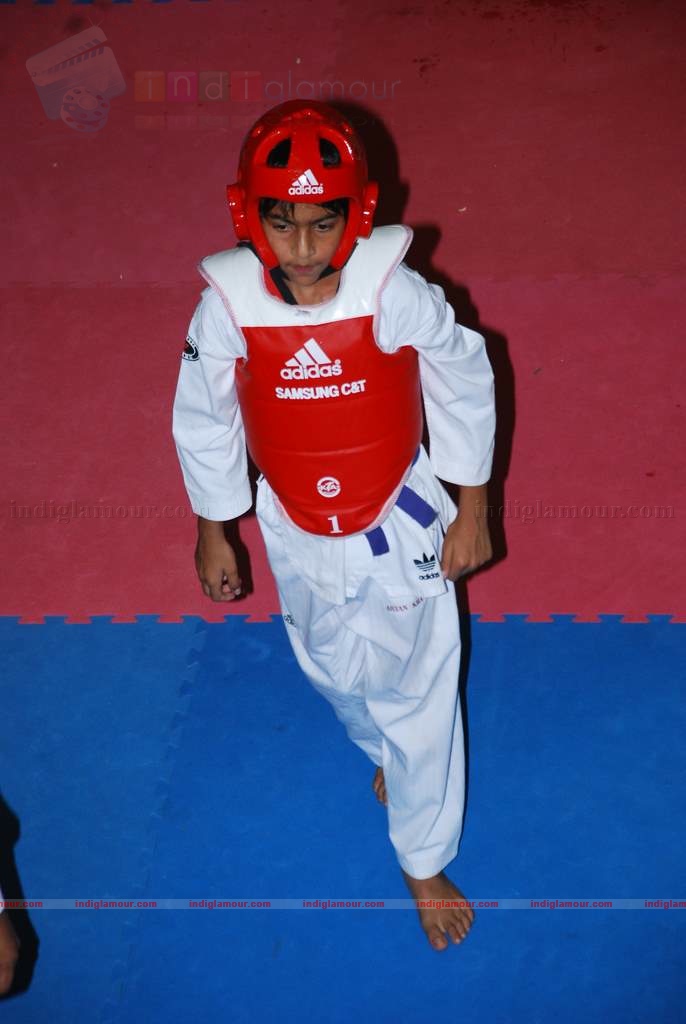 SRK with kids Aryan and Suhana at Maharastra State open Taekwondo competition Event hd photo