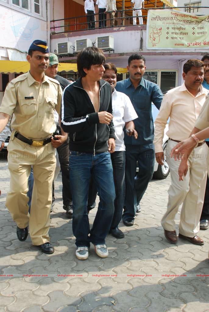 SRK with kids Aryan and Suhana at Maharastra State open Taekwondo competition Event hd photo
