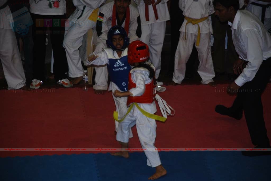 SRK with kids Aryan and Suhana at Maharastra State open Taekwondo competition Event hd photo