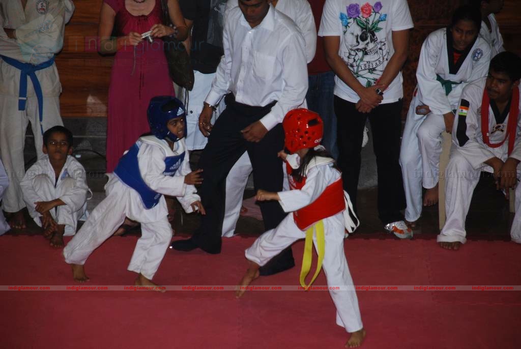 SRK with kids Aryan and Suhana at Maharastra State open Taekwondo competition Event hd photo
