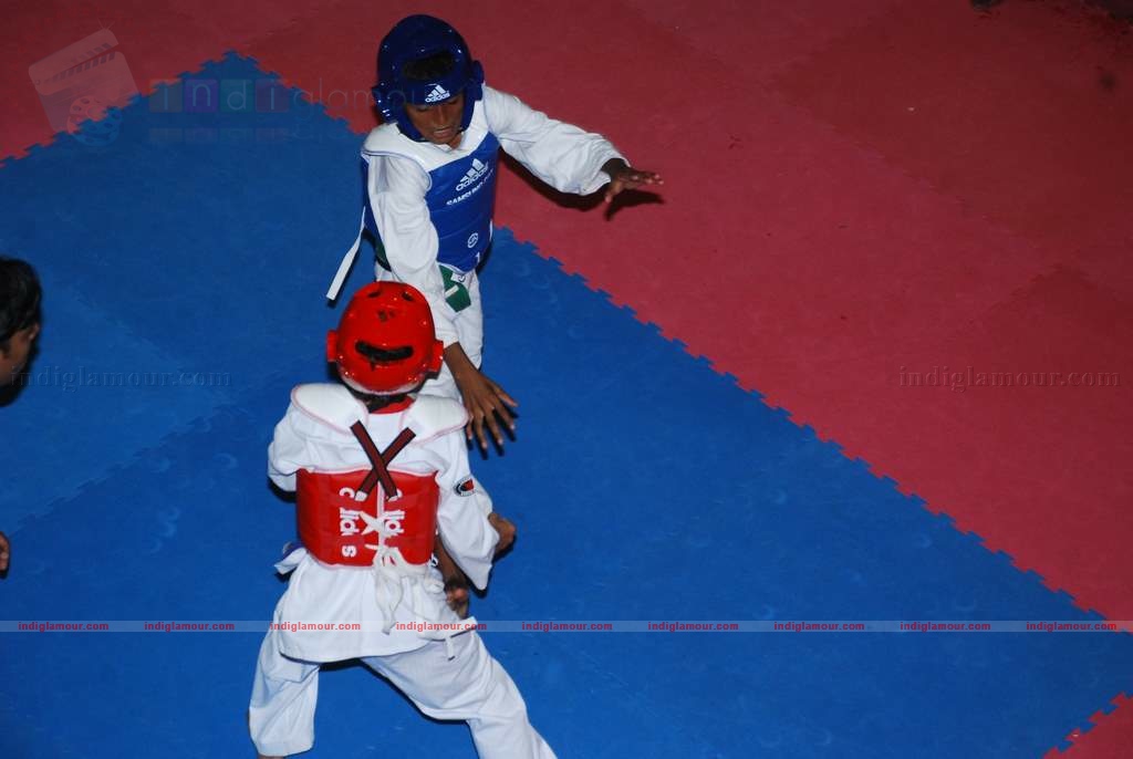 SRK with kids Aryan and Suhana at Maharastra State open Taekwondo competition Event hd photo