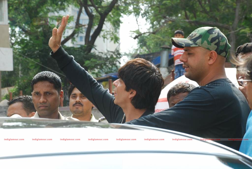 SRK with kids Aryan and Suhana at Maharastra State open Taekwondo competition Event hd photo