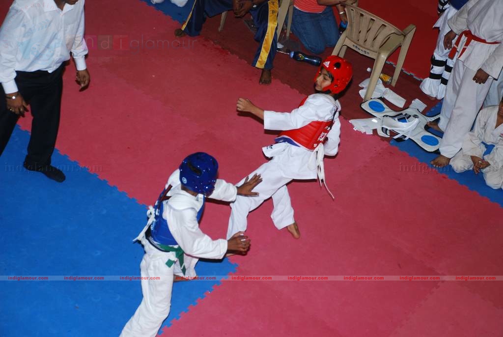 SRK with kids Aryan and Suhana at Maharastra State open Taekwondo competition Event hd photo