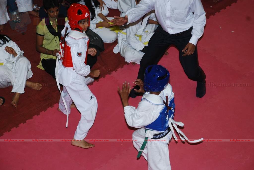 SRK with kids Aryan and Suhana at Maharastra State open Taekwondo competition Event hd photo