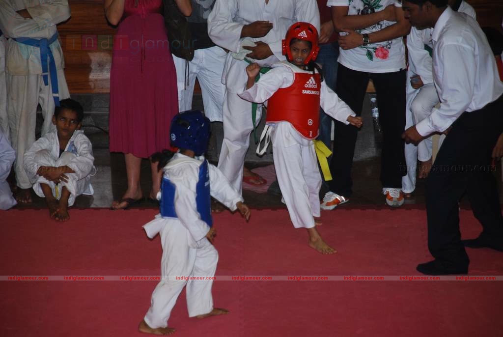 SRK with kids Aryan and Suhana at Maharastra State open Taekwondo competition Event hd photo