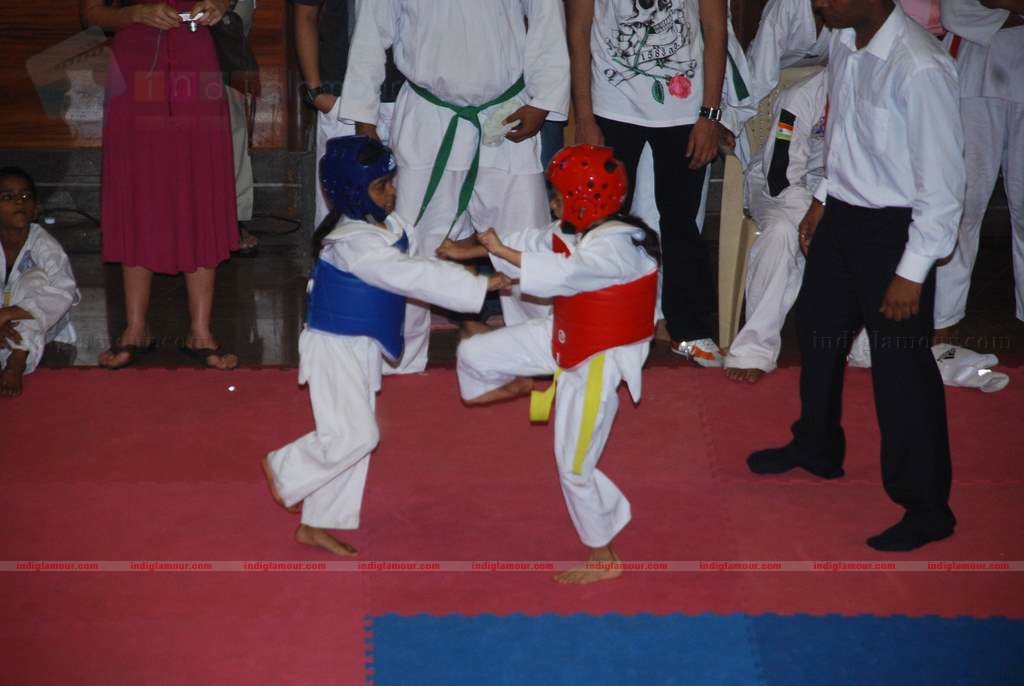 SRK with kids Aryan and Suhana at Maharastra State open Taekwondo competition Event hd photo