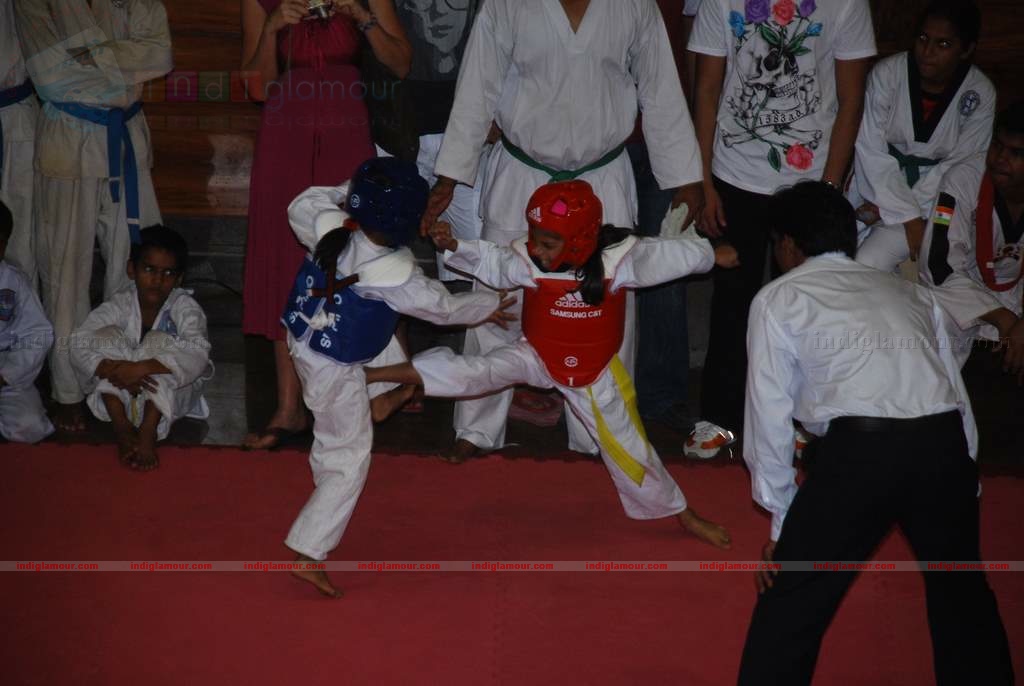 SRK with kids Aryan and Suhana at Maharastra State open Taekwondo competition Event hd photo