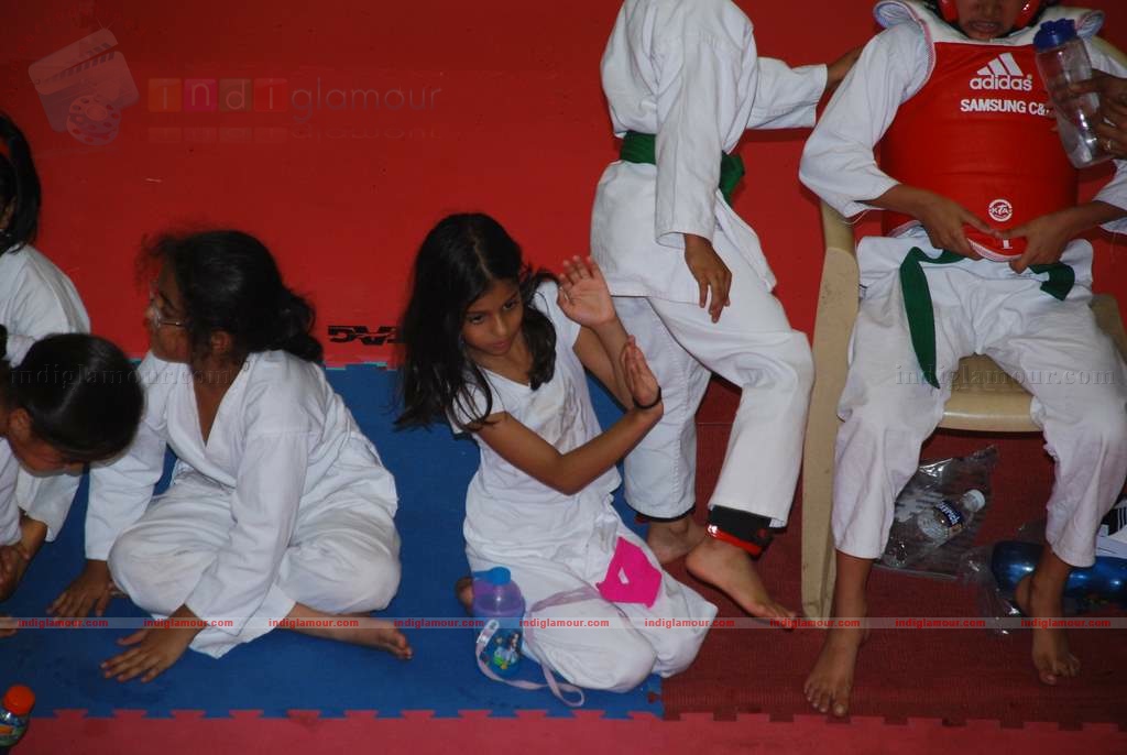 SRK with kids Aryan and Suhana at Maharastra State open Taekwondo competition Event hd photo