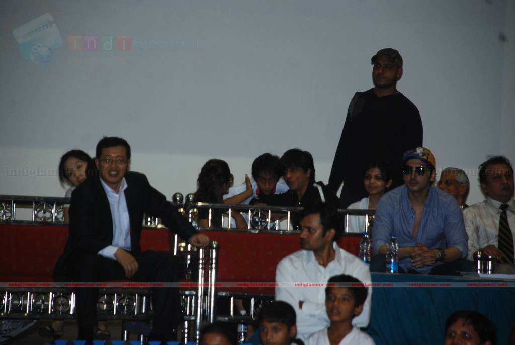 SRK with kids Aryan and Suhana at Maharastra State open Taekwondo competition Event hd photo