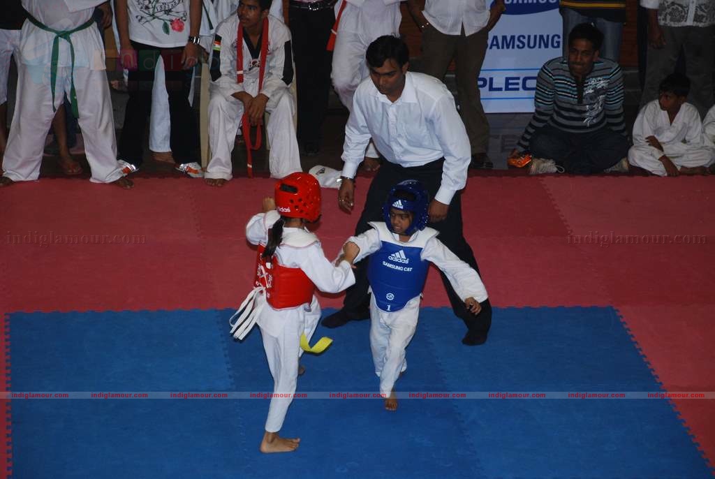 SRK with kids Aryan and Suhana at Maharastra State open Taekwondo competition Event hd photo
