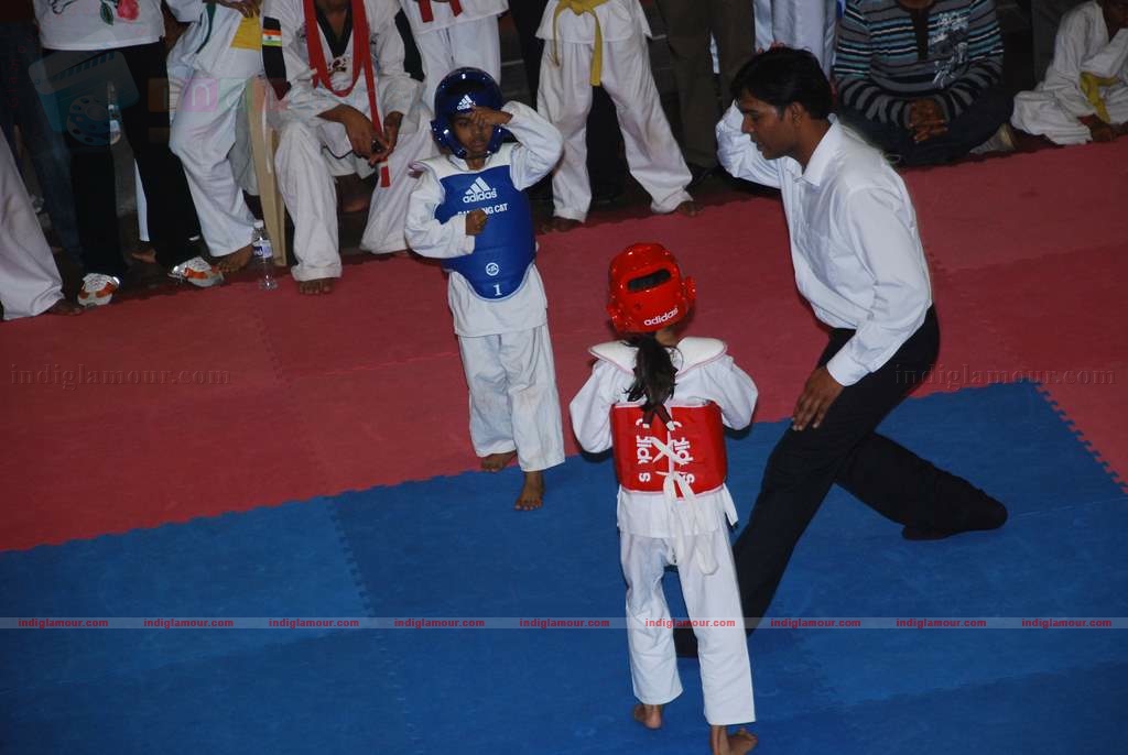 SRK with kids Aryan and Suhana at Maharastra State open Taekwondo competition Event hd photo