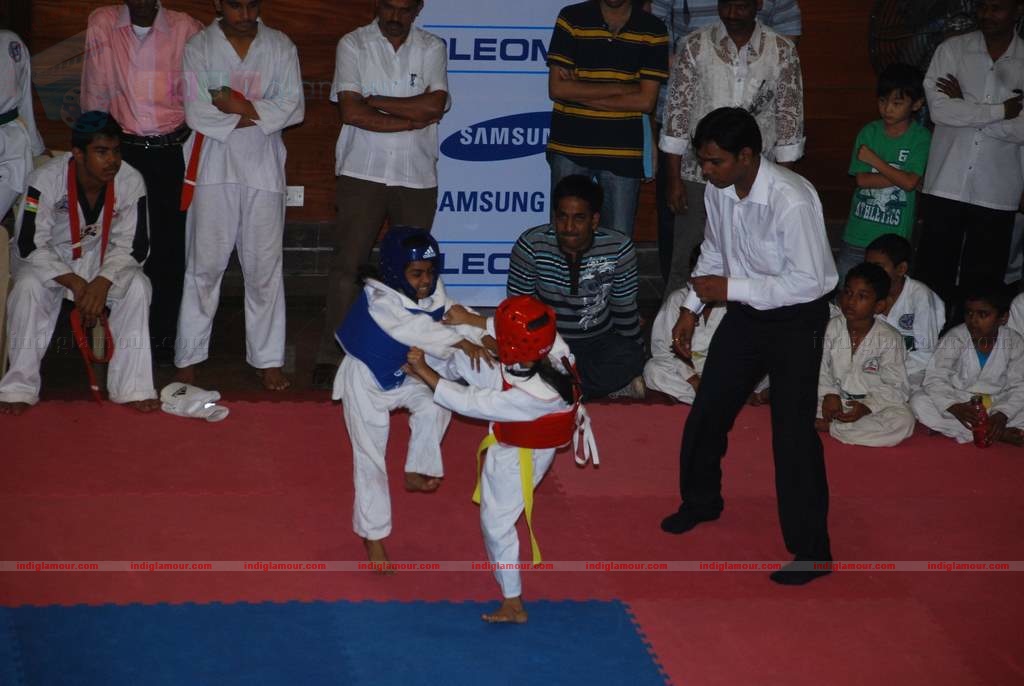 SRK with kids Aryan and Suhana at Maharastra State open Taekwondo competition Event hd photo