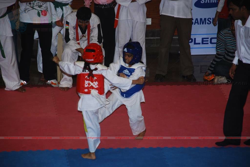 SRK with kids Aryan and Suhana at Maharastra State open Taekwondo competition Event hd photo