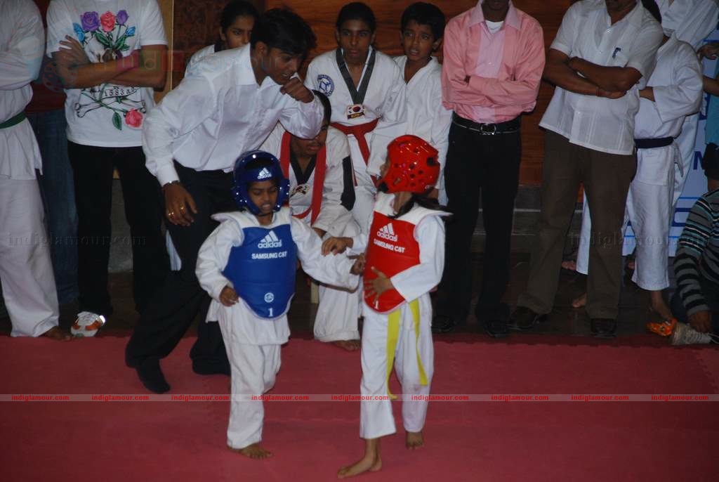 SRK with kids Aryan and Suhana at Maharastra State open Taekwondo competition Event hd photo
