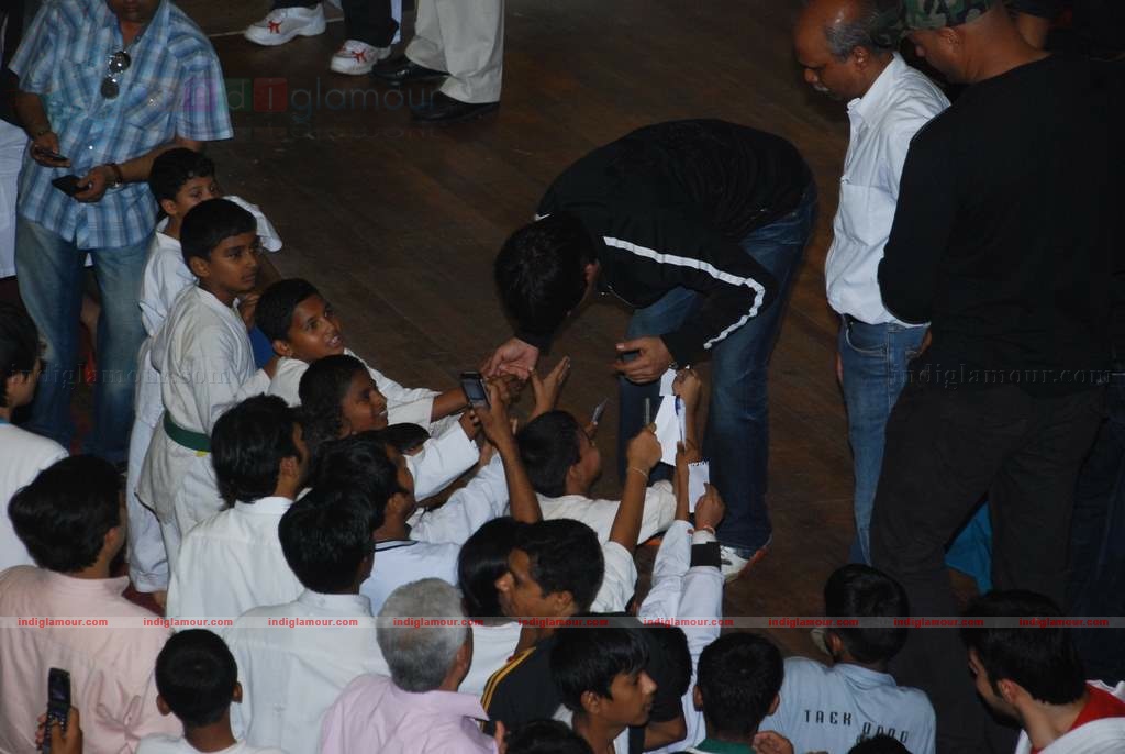 SRK with kids Aryan and Suhana at Maharastra State open Taekwondo competition Event hd photo
