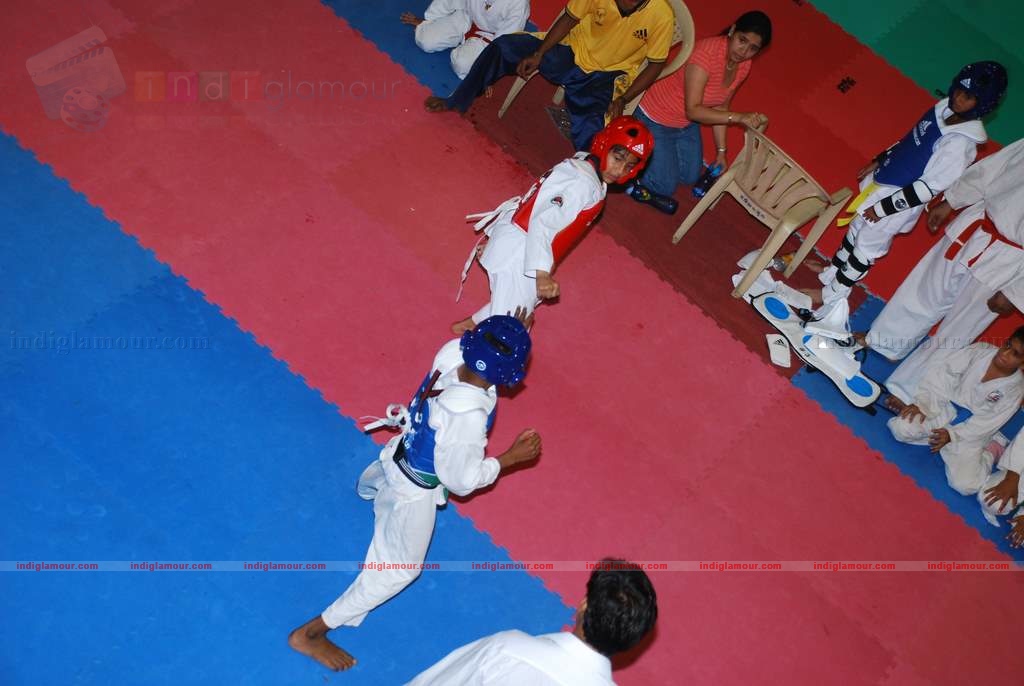 SRK with kids Aryan and Suhana at Maharastra State open Taekwondo competition Event hd photo