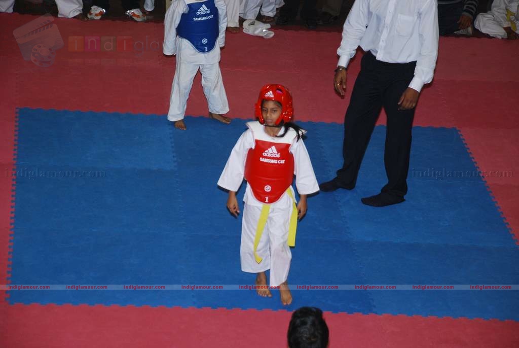 SRK with kids Aryan and Suhana at Maharastra State open Taekwondo competition Event hd photo