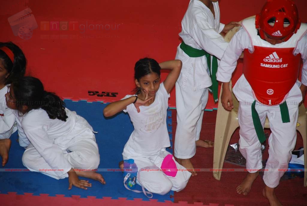 SRK with kids Aryan and Suhana at Maharastra State open Taekwondo competition Event hd photo