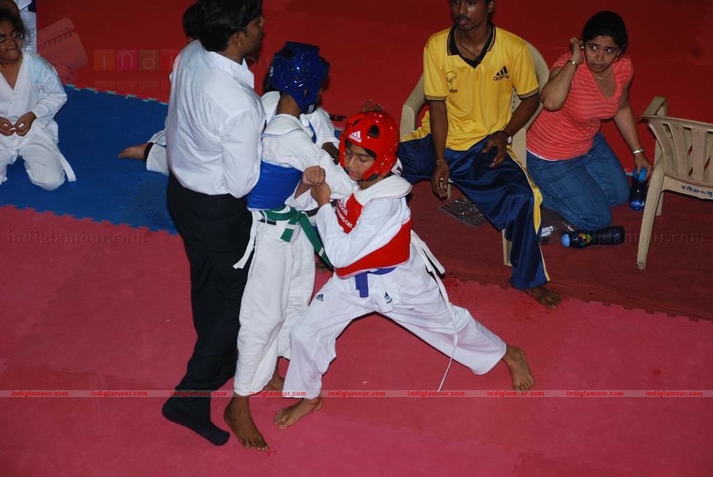 SRK with kids Aryan and Suhana at Maharastra State open Taekwondo competition Event hd photo