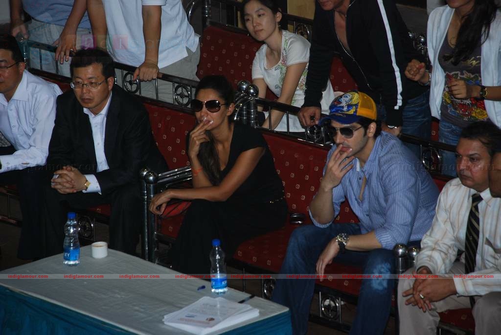 SRK with kids Aryan and Suhana at Maharastra State open Taekwondo competition Event hd photo