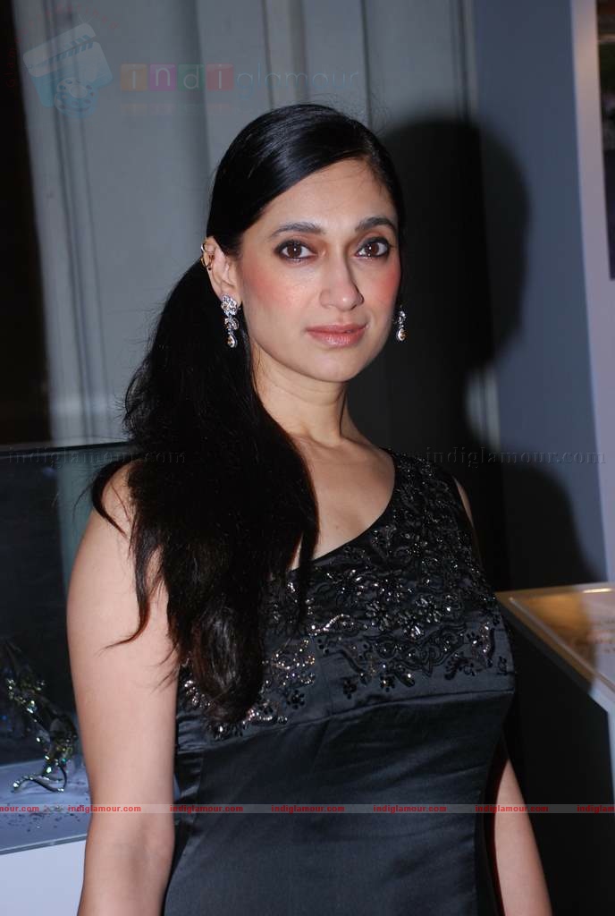 Jiah Khan,Celina,Neetu Chandra at Swarovski auction dinner Event hd photo