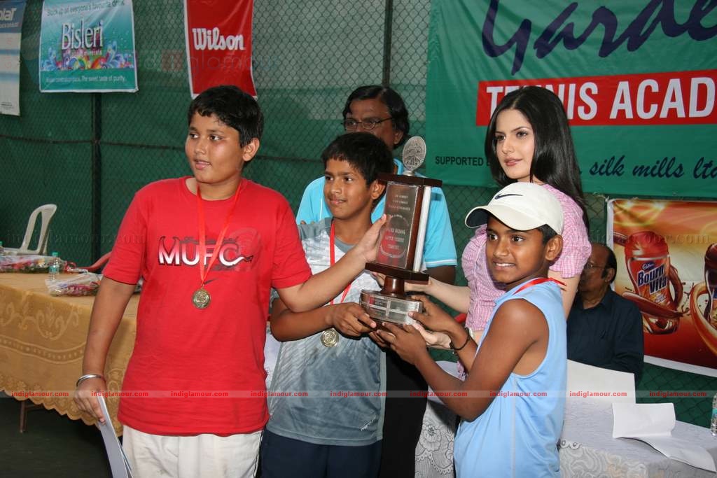 Zarine Khan at Tennis Academy event Event hd photo