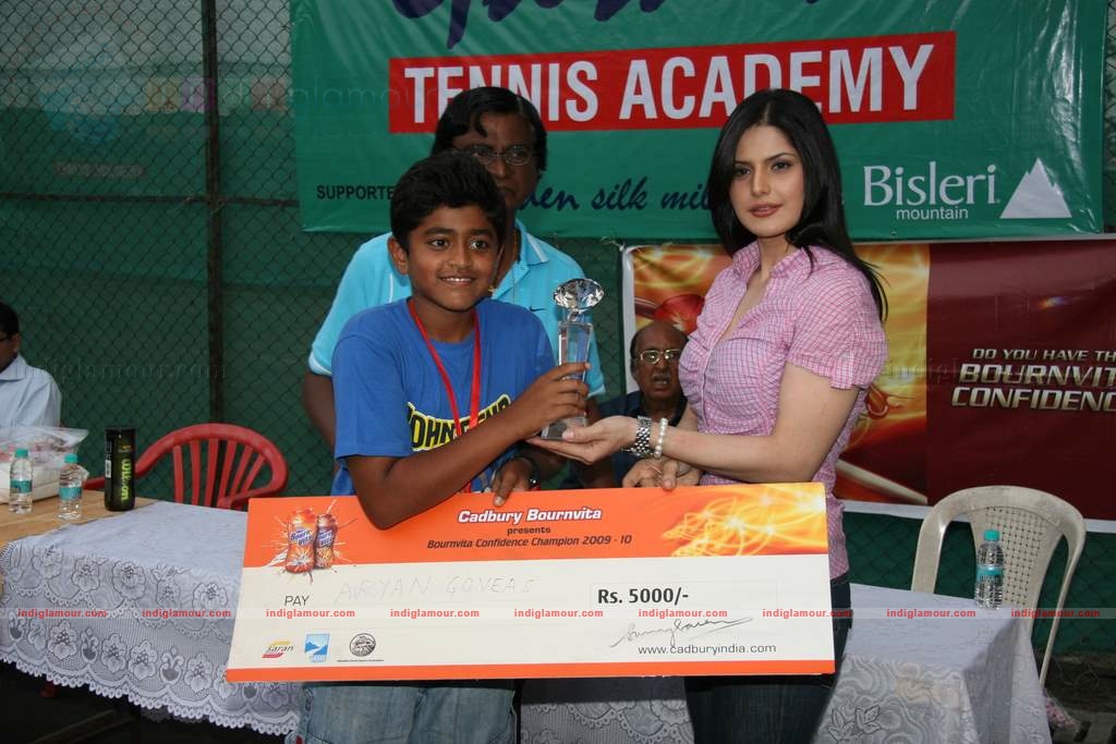 Zarine Khan at Tennis Academy event Event hd photo